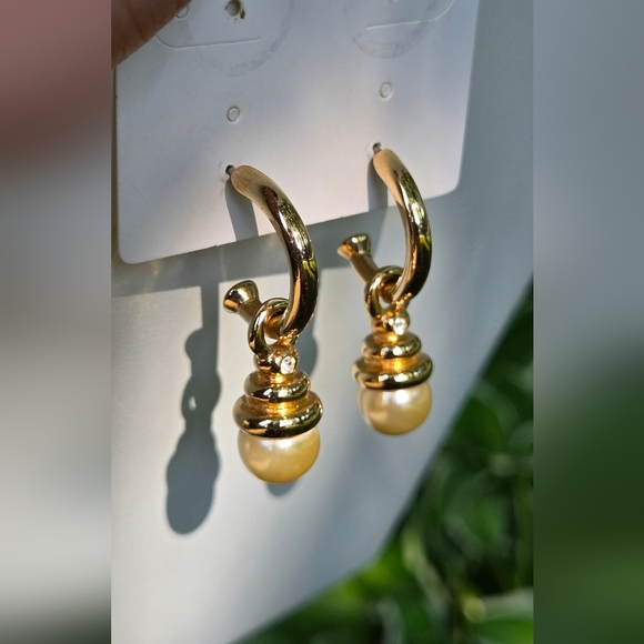 Vintage Gold and Cream Pearl Fuax Pearl Earrings - Picture 15 of 17